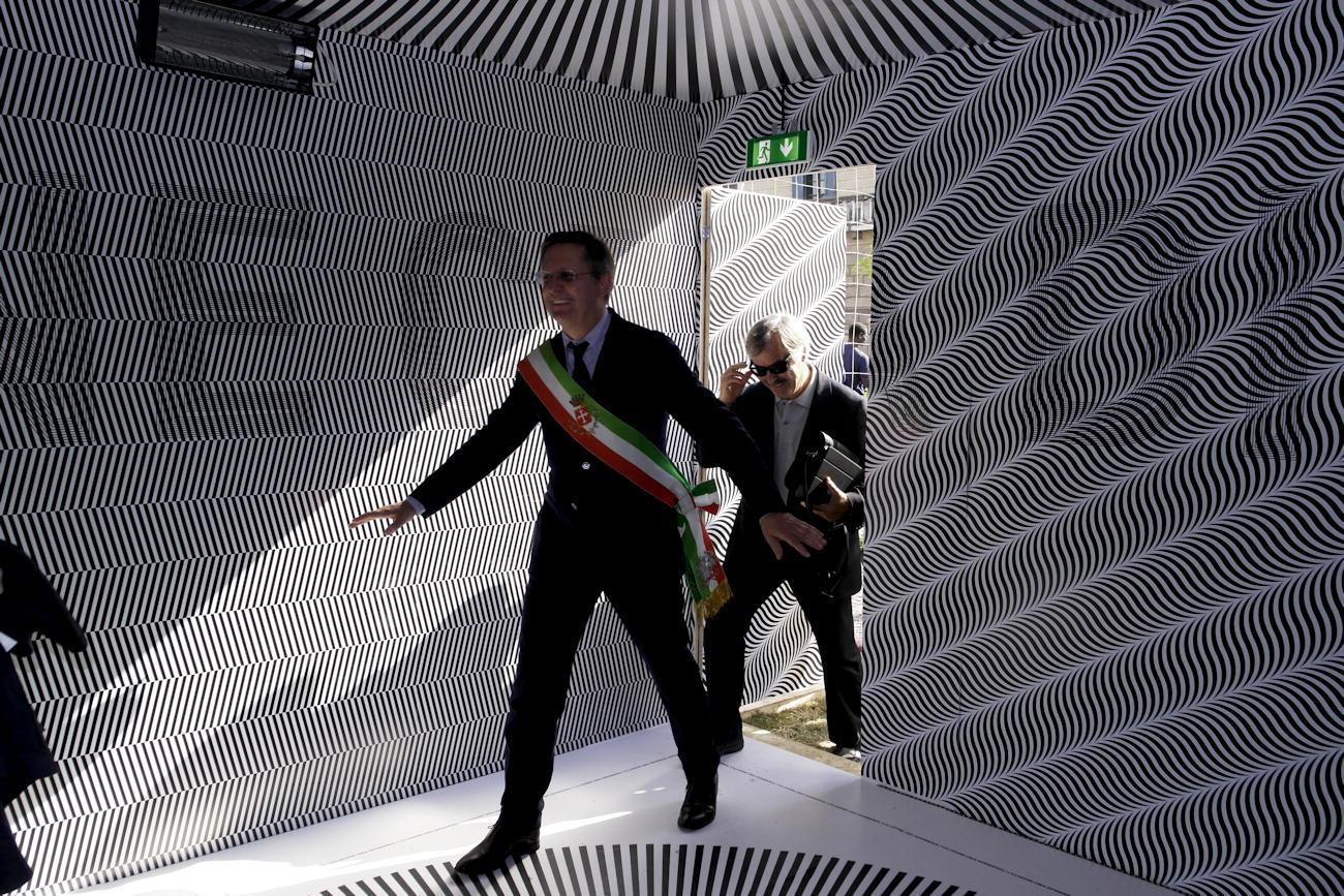 Il sindaco Filippeschi entra nella casa di "Iper Spazio"