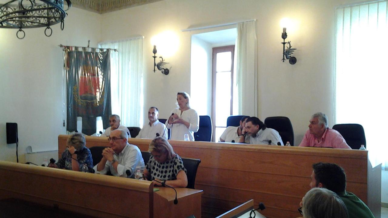 L'ultimo consiglio comunale a cui ha partecipato Maurizio Talocchini, seduto a sinistra, accanto al gonfalone