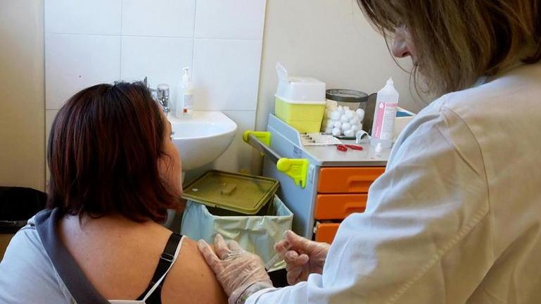 Vaccino contro la meningite caos tra disguidi e maltempo