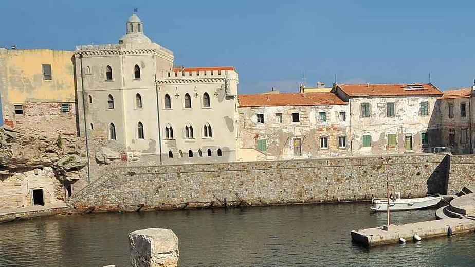 I detenuti sull’isola piatta per fare le manutenzioni