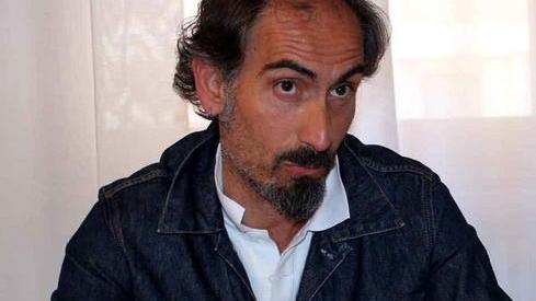 I migranti sistemano i campi sportivi
