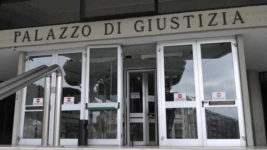 «Atti sessuali con la figlia» Allontanato dall’abitazione