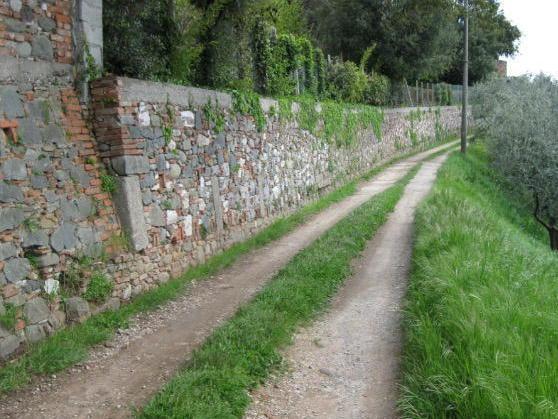 Un piano e una fondazione per le mura 