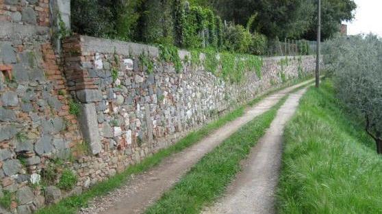 Un piano e una fondazione per le mura