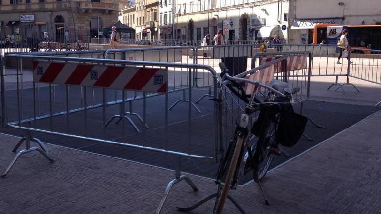 Ecco com’è ridotta oggi la piazza