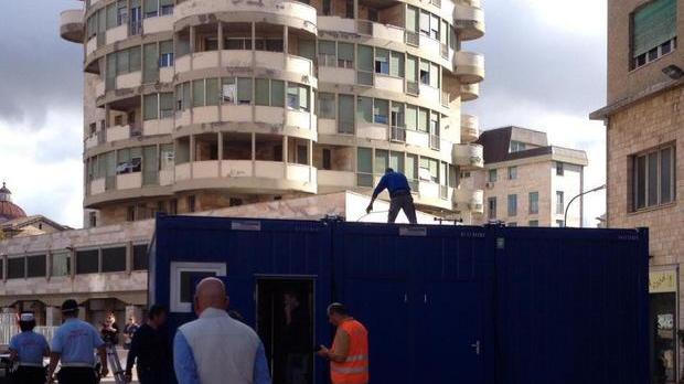 Spunta un container blu e dentro c’è la banca