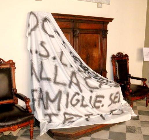 La protesta di dieci famiglie «È stata staccata la corrente»
