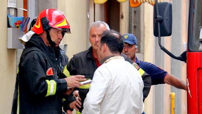 La cucina va in fiamme mentre sta dormendo
