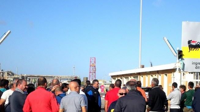 Occupata la portineria dell’Eni