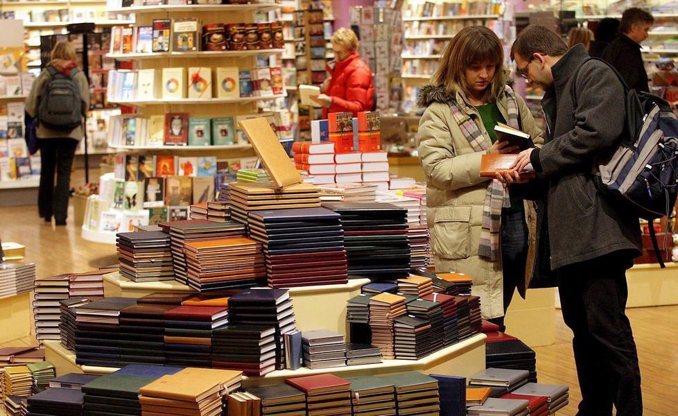 Venerdì, sera di shopping nei negozi del centro