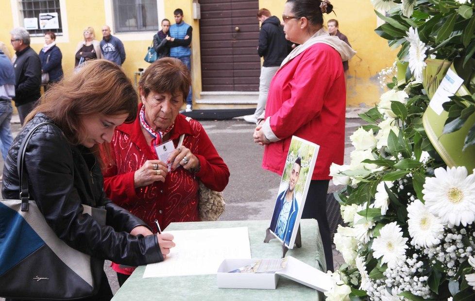 Lacrime e dolore per l’addio al 24enne morto in moto 