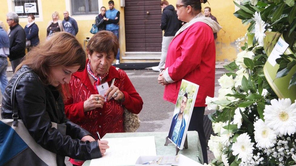 Lacrime e dolore per l’addio al 24enne morto in moto