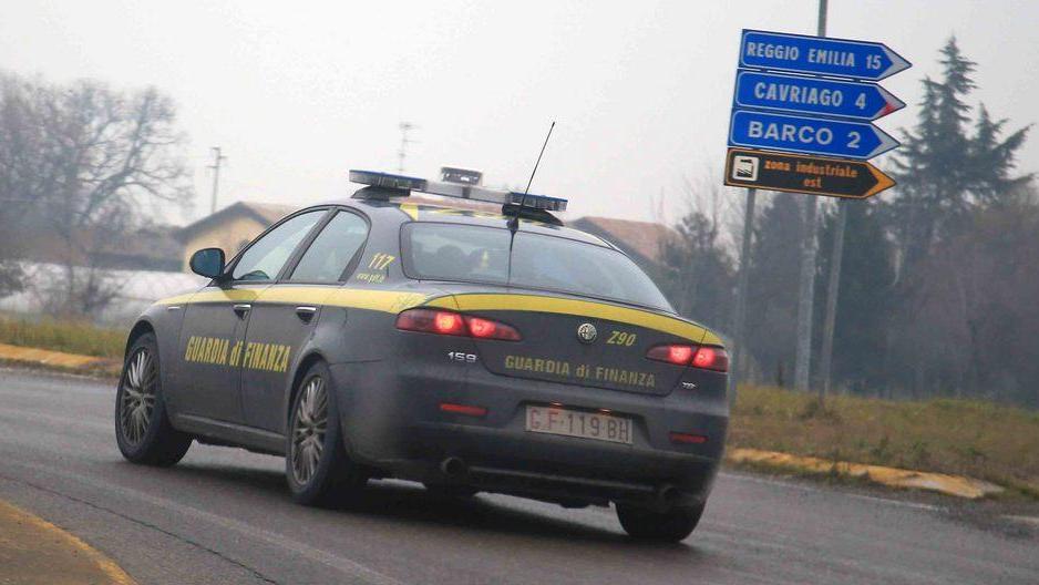 Frequenta pregiudicati, sospeso finanziere