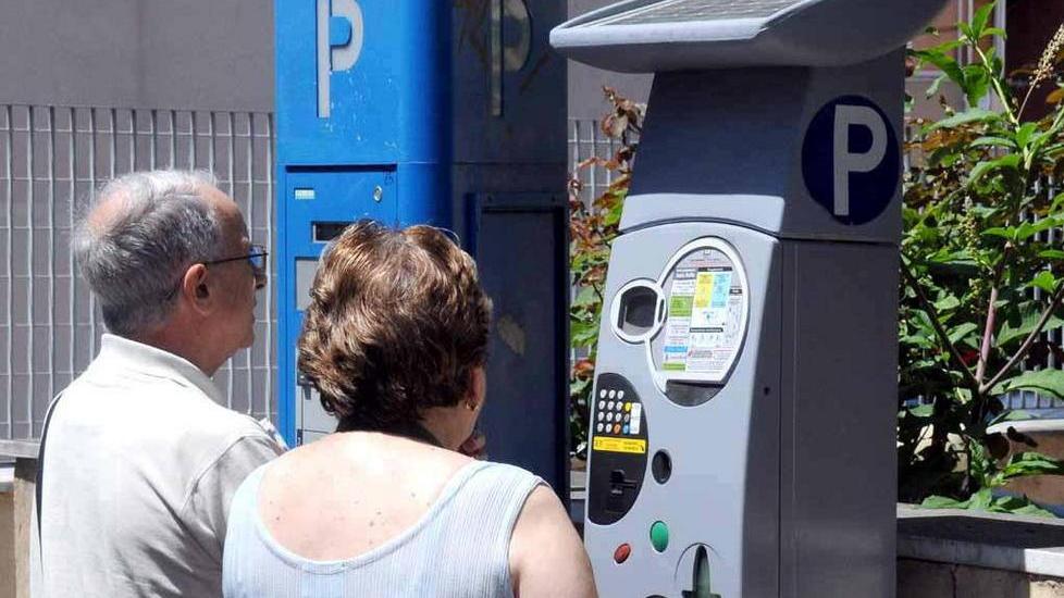 Parcheggi blu a Massa, arriva la sosta di cortesia