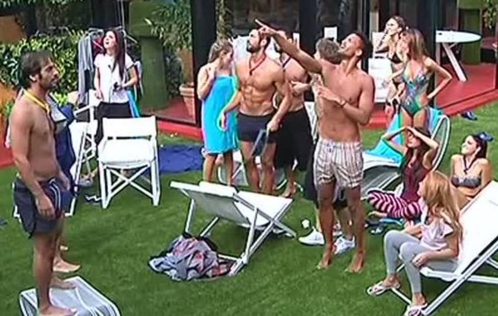 I partecipanti al GF guardano il messaggio per Angiolini su uno striscione legato a un aereo