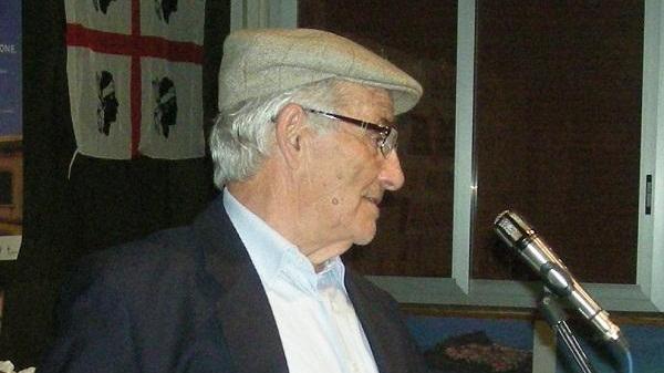 Mario Masala durante una gara poetica