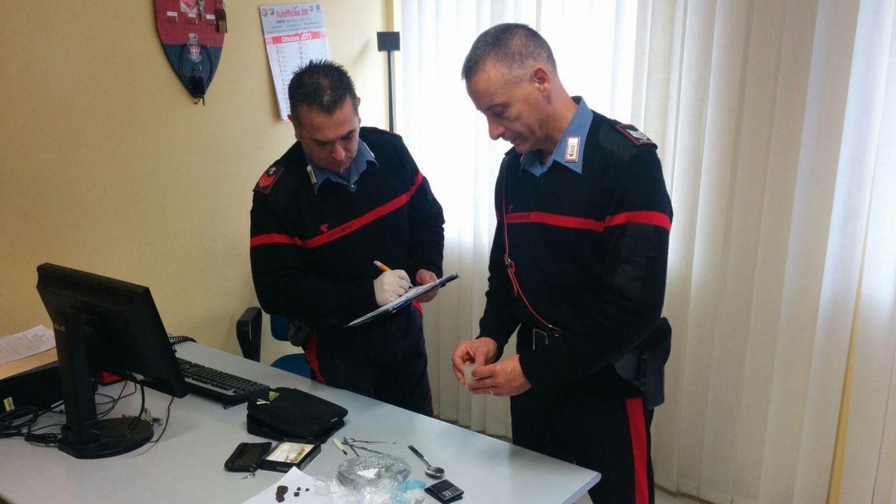 I carabinieri con il materiale sequestrato