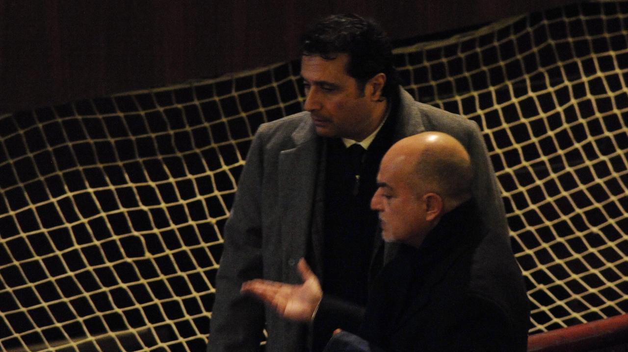 Francesco Schettino e l'avvocato Donato Laino durante il processo principale al Moderno (foto Bf)