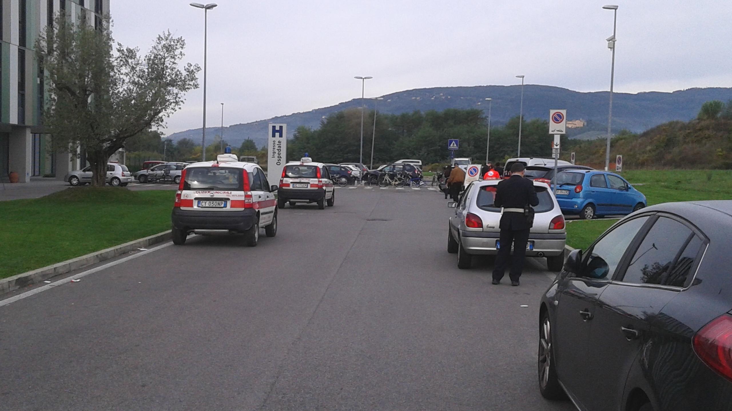 Vigili al lavoro davanti all'ospedale San Jacopo