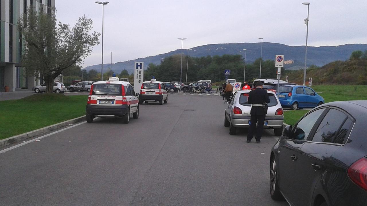Vigili al lavoro davanti all'ospedale San Jacopo