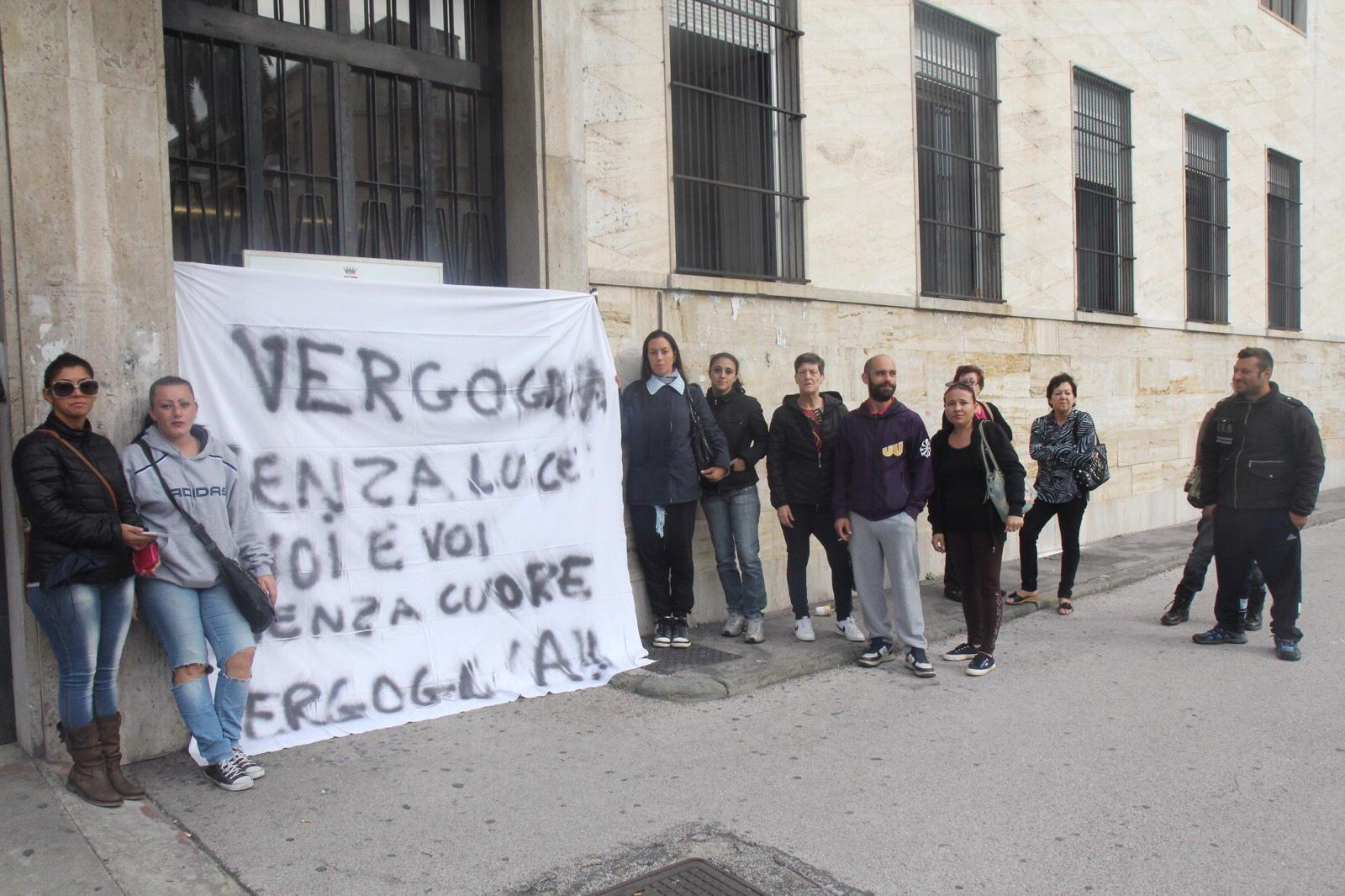 Gli occupanti di via San Gaetano davanti al Municipio (Salvini Pentafoto)