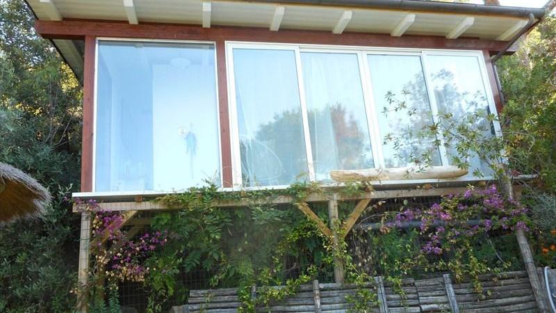 La palafitta sequestrata dalla Forestale a Fetovaia