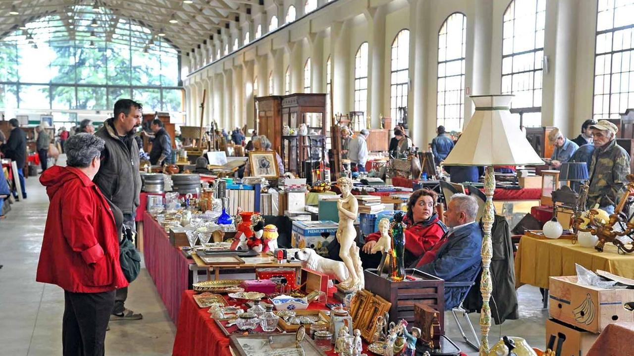 Un mercato antiquario nella Cattedrale (foto Lorenzo Gori)