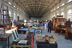 Tarocchi in primo piano al mercato antiquario