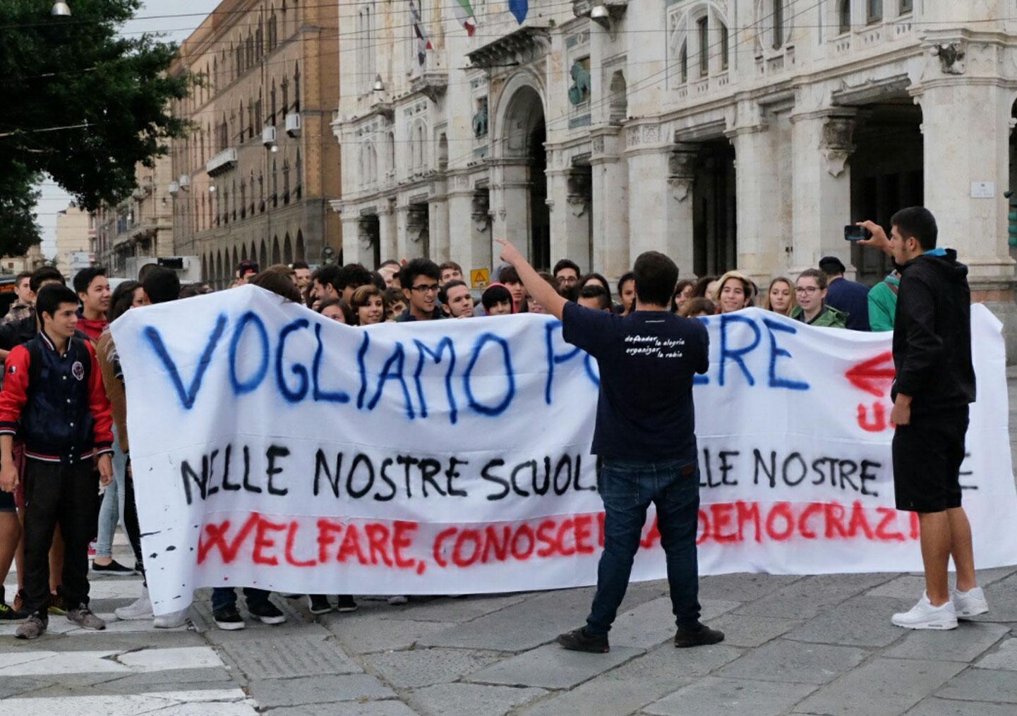 La protesta degli studenti in via Roma (foto Mario Rosas)