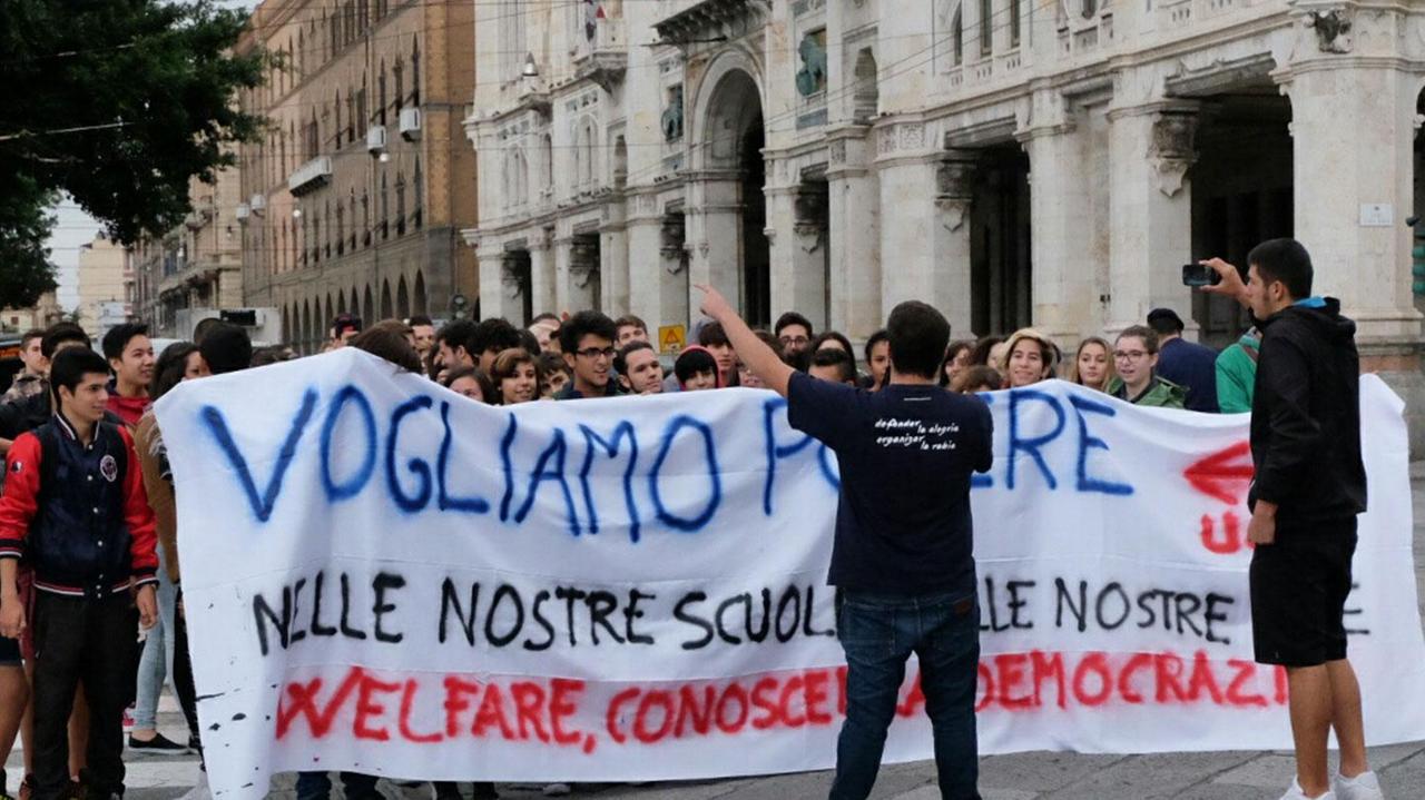 La protesta degli studenti in via Roma (foto Mario Rosas)