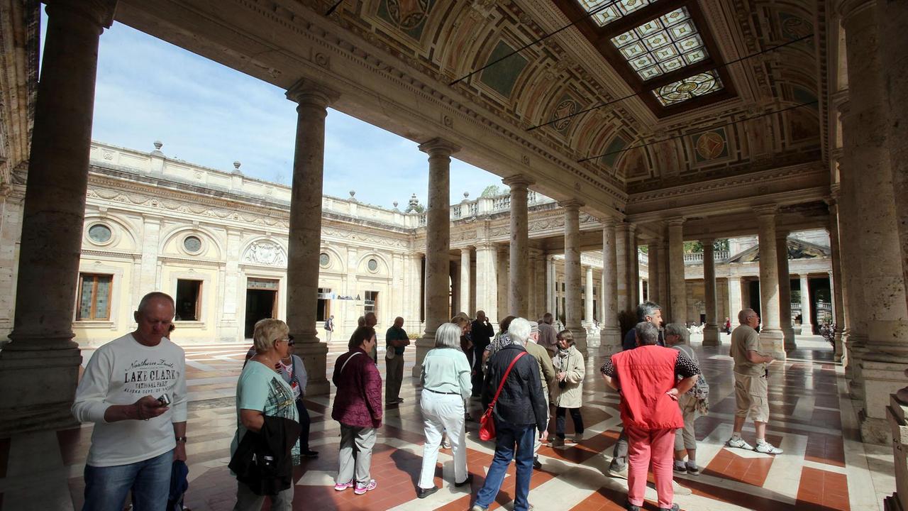 Turisti in visita allo stabilimento Tettuccio di Montecatini (Foto Nucci)