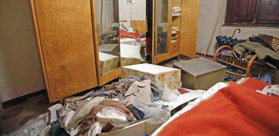 La casa delle due vittime messa a soqquadro dai rapinatori (foto Gori)