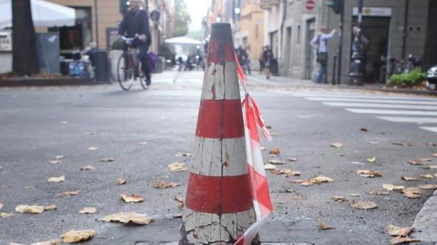 Dossi sopra i tombini: i lavori ricominciano