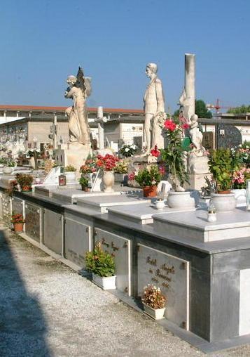 Maltrattati al cimitero mentre tumulano l’urna con le ceneri della madre 