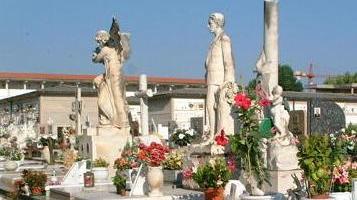 Maltrattati al cimitero mentre tumulano l’urna con le ceneri della madre