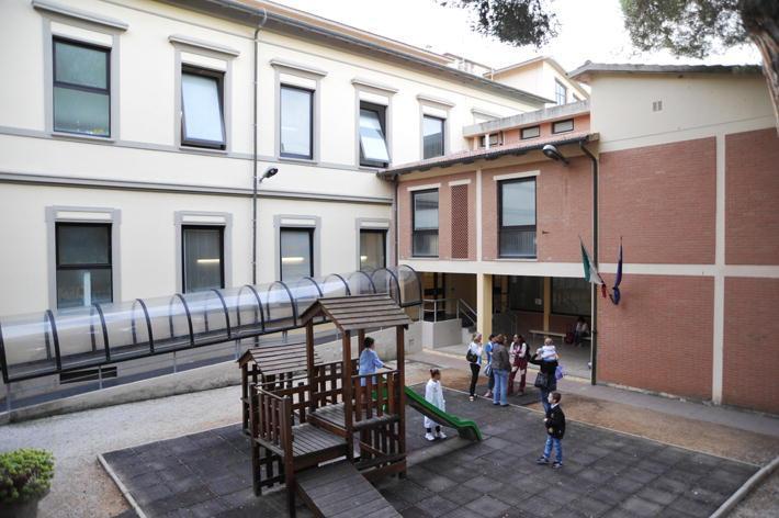 L'ingresso dell'Istituto comprensivo Borsi di Castagneto Carducci