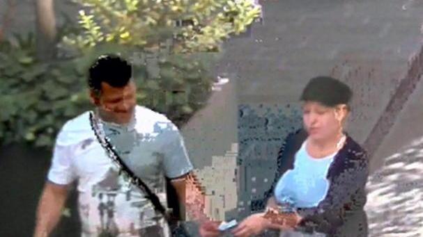 Pedinata e derubata a 88 anni