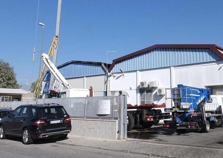 Rogo partito da un archivio danneggia due capannoni