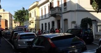 Gli negano l’asilo, tenta di farsi investire 