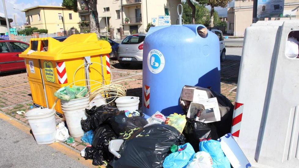 Raccolta rifiuti in tilt Spazzatura in strada