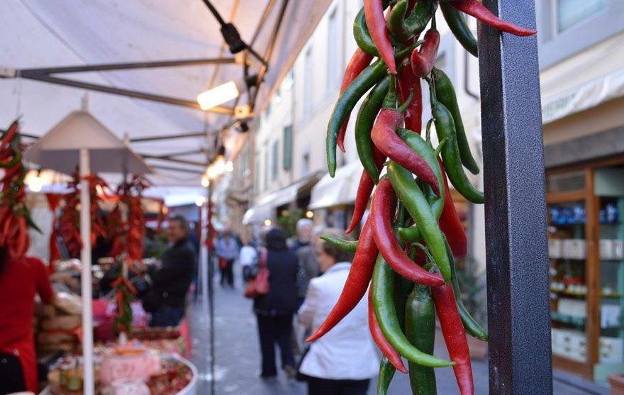 Cento espositori per il peperoncino 