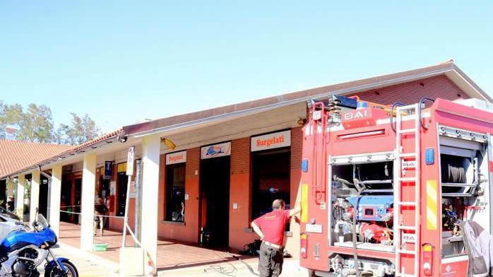 Fiamme nel negozio dei surgelati