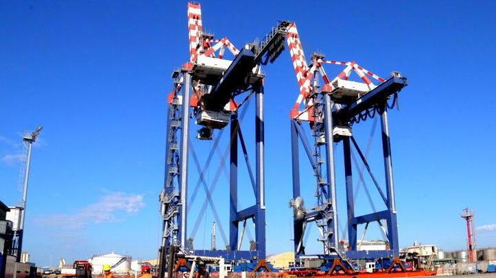 In arrivo sulla chiatta due maxi gru per le banchine Tdt