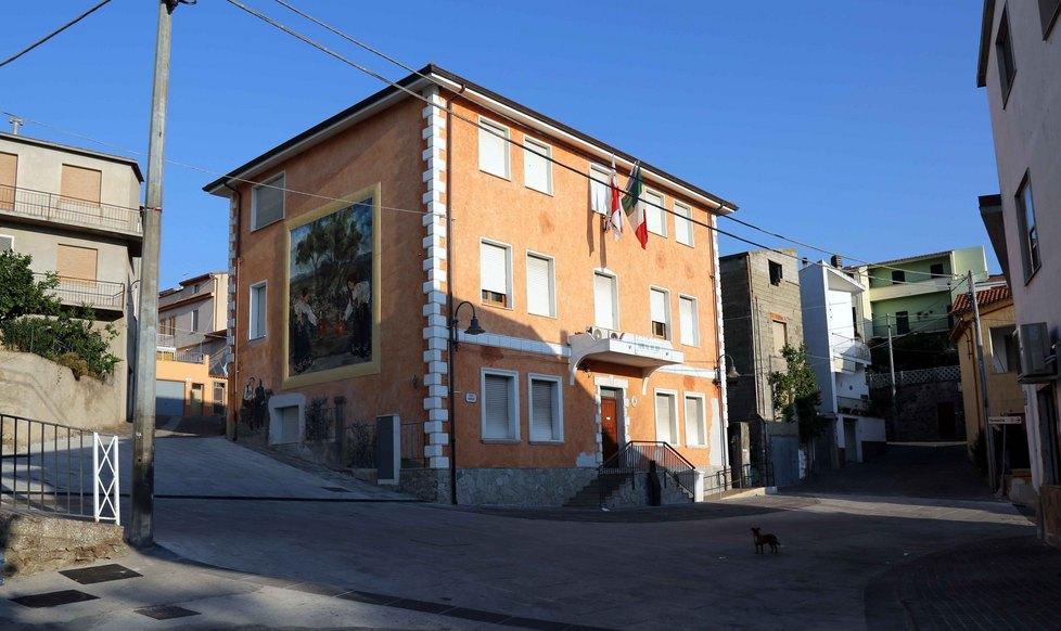 Rete idrica colabrodo, l’acqua allaga una casa di via Roma
