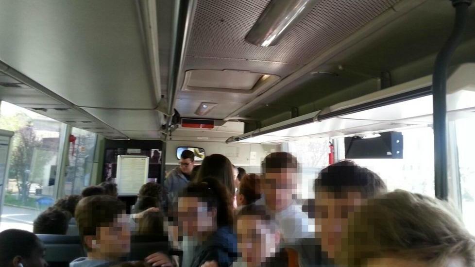 «Bus strapieni», scoppia la rabbia a Finale