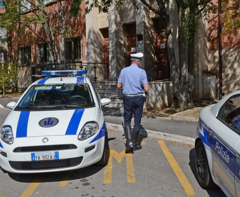 Sui vigili Vignola fa retromarcia 