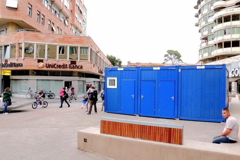 Il container blu per un paio di mesi sarà usato come banca mobile (Marzi Pentafoto)