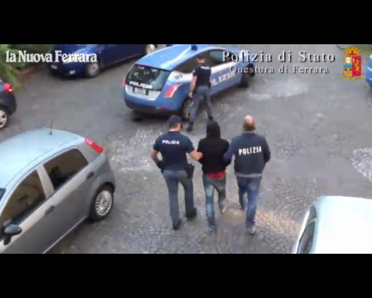 Uno degli arrestati per l'omcidio Tartari scortato dalla Polizia