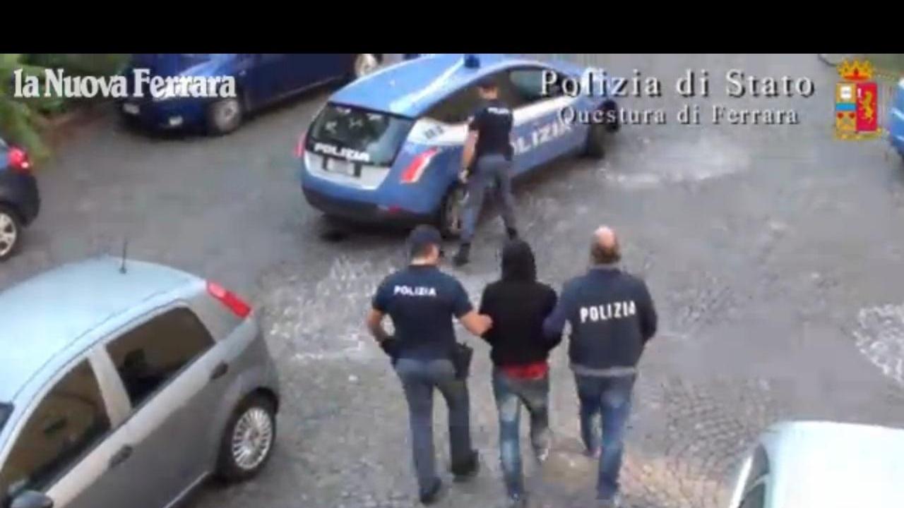 Uno degli arrestati per l'omcidio Tartari scortato dalla Polizia