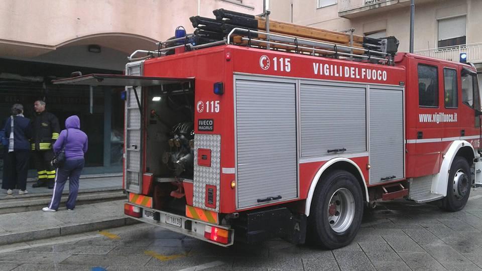 Vigili del fuoco al lavoro nel salone di via Magellano a Olbia